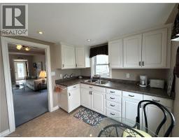 221 CHAPMAN Street E - 22