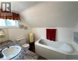 221 CHAPMAN Street E - 29