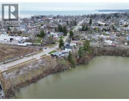 221 CHAPMAN Street E - 3