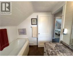 221 CHAPMAN Street E - 31