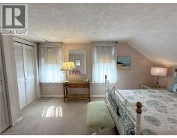 221 CHAPMAN Street E - 35