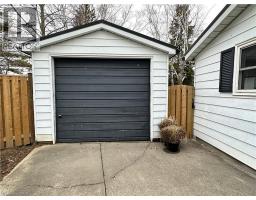 221 CHAPMAN Street E - 49