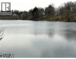 221 CHAPMAN Street E - 5