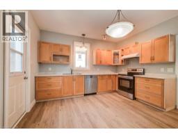 44 YOUNG Street E - 23