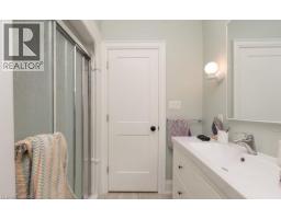 14 YOUNG Street W - 10