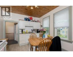 14 YOUNG Street W - 17