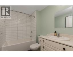 14 YOUNG Street W - 26