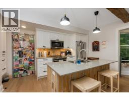 14 YOUNG Street W - 5