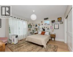 14 YOUNG Street W - 7