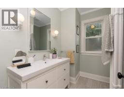 14 YOUNG Street W - 9