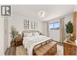 97 MOFFAT Drive - 25