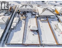 97 MOFFAT Drive - 40