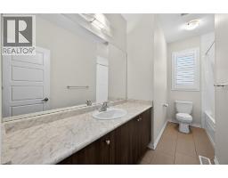 17 LARRY Crescent - 40