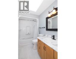 21 MOORE Street - 30