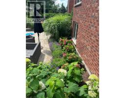 24 COTTONWOOD Crescent - 45