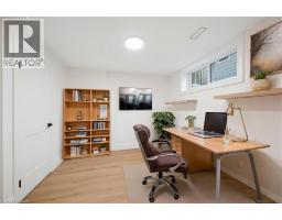 555 SANDBANKS Crescent - 35