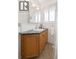 228 KENNETH Avenue - 16