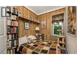 14 YOUNG Street W - 28