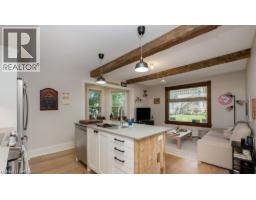 14 YOUNG Street W - 4