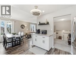 32 HOBART Crescent - 11