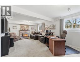 32 HOBART Crescent - 17