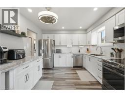 32 HOBART Crescent - 9