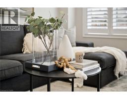 951 ZELLER Crescent - 9