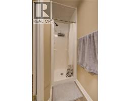 48 KARALEE Crescent - 36