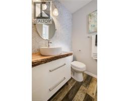 48 KARALEE Crescent - 6