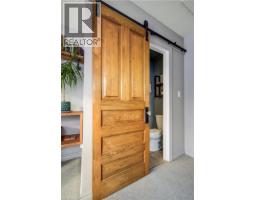 8 LOWREY Avenue S - 28