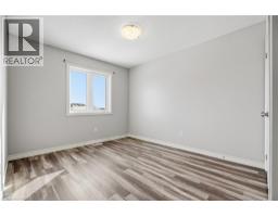 120 LINKS Crescent - 24