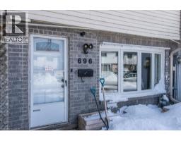 696 PARKVIEW Crescent - 2