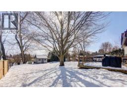 11 ROBIN Street S - 33