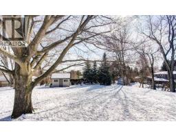 11 ROBIN Street S - 35