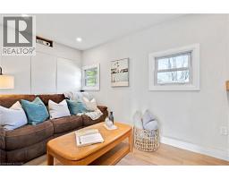 28 MACPHERSON Crescent - 19