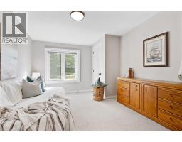 28 MACPHERSON Crescent - 26