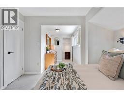 28 MACPHERSON Crescent - 32