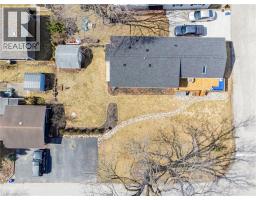 28 MACPHERSON Crescent - 40