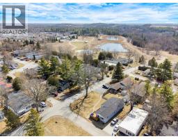 28 MACPHERSON Crescent - 42