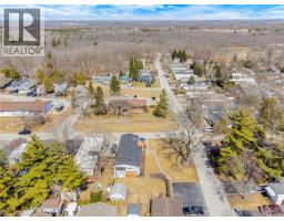 28 MACPHERSON Crescent - 45