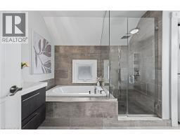 11 HEINS Avenue - 33