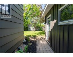 44 GROVE Crescent - 40