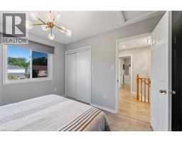 28 HOLLINRAKE Avenue - 32