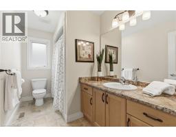 32 HINRICHS Crescent - 32