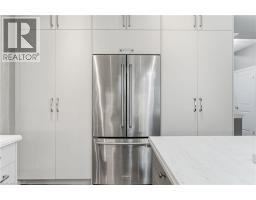 32 HINRICHS Crescent - 9