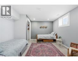 6 MACNEIL Court - 38