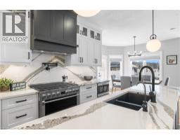 2 CLOVERLEA Crescent - 12