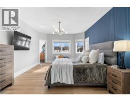 2 CLOVERLEA Crescent - 24