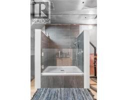 2 CLOVERLEA Crescent - 40