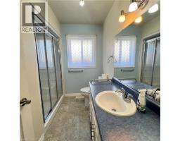 32 WINNETT Street N - 12